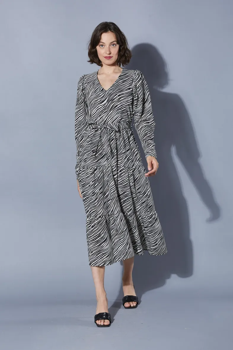 Langes Kleid mit Zebramuster und Gürtel